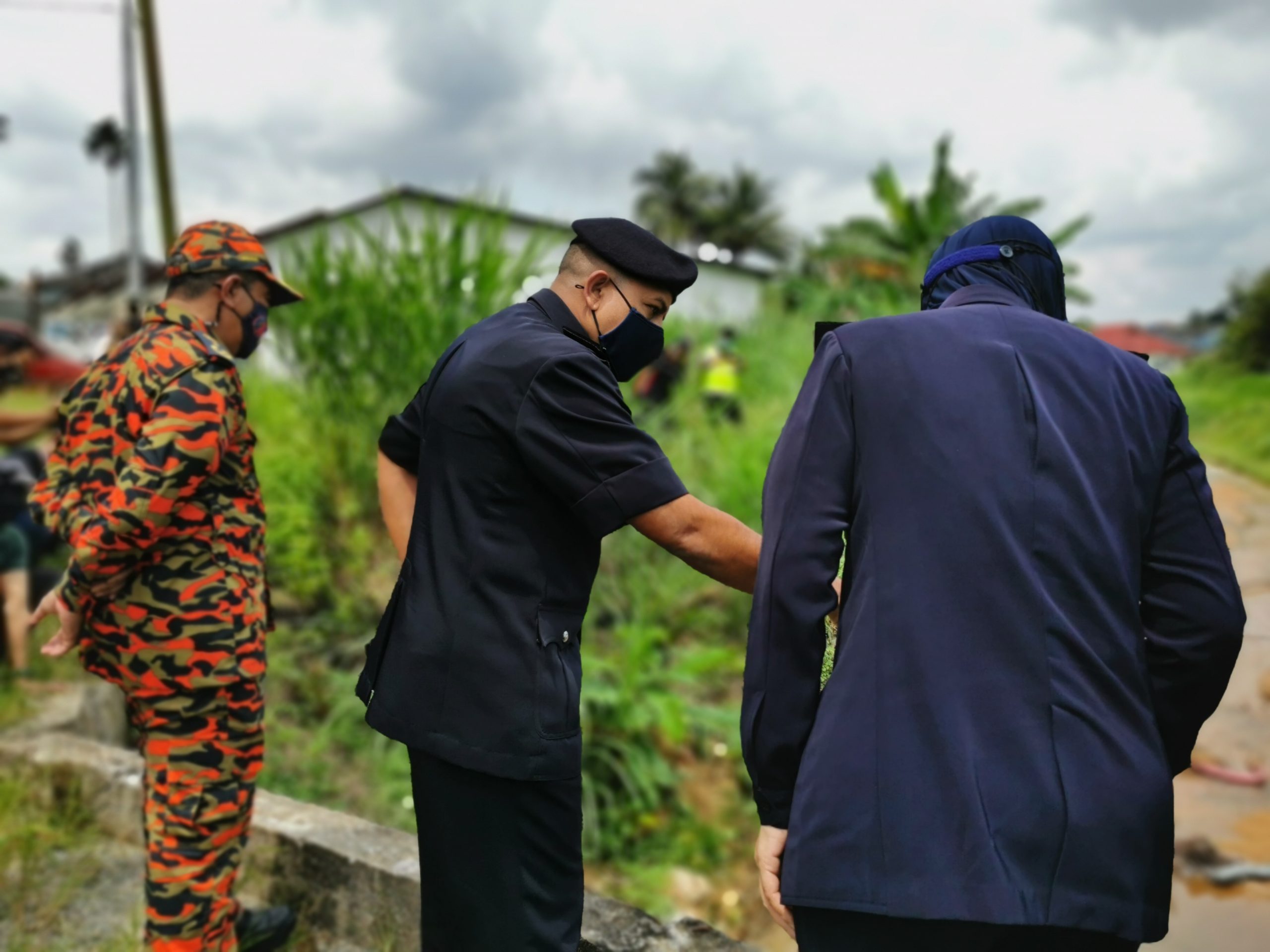 **已签发(请置头条)**柔:第三版头条:新山2甘榜河流出现化学物,4女子呼吸困难送院治疗警捕4人助查