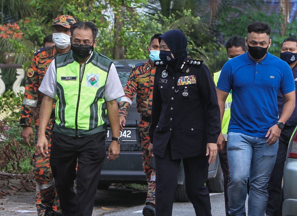 **已签发（请置头条）**柔：第三版头条：新山2甘榜河流出现化学物，4女子呼吸困难送院治疗警捕4人助查