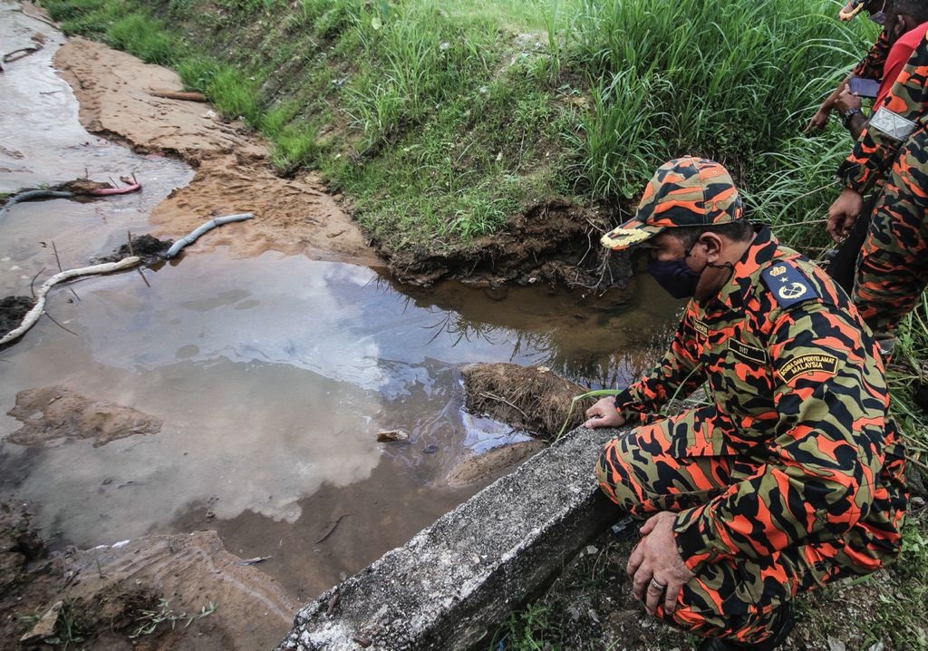 **已签发（请置头条）**柔：第三版头条：新山2甘榜河流出现化学物，4女子呼吸困难送院治疗警捕4人助查