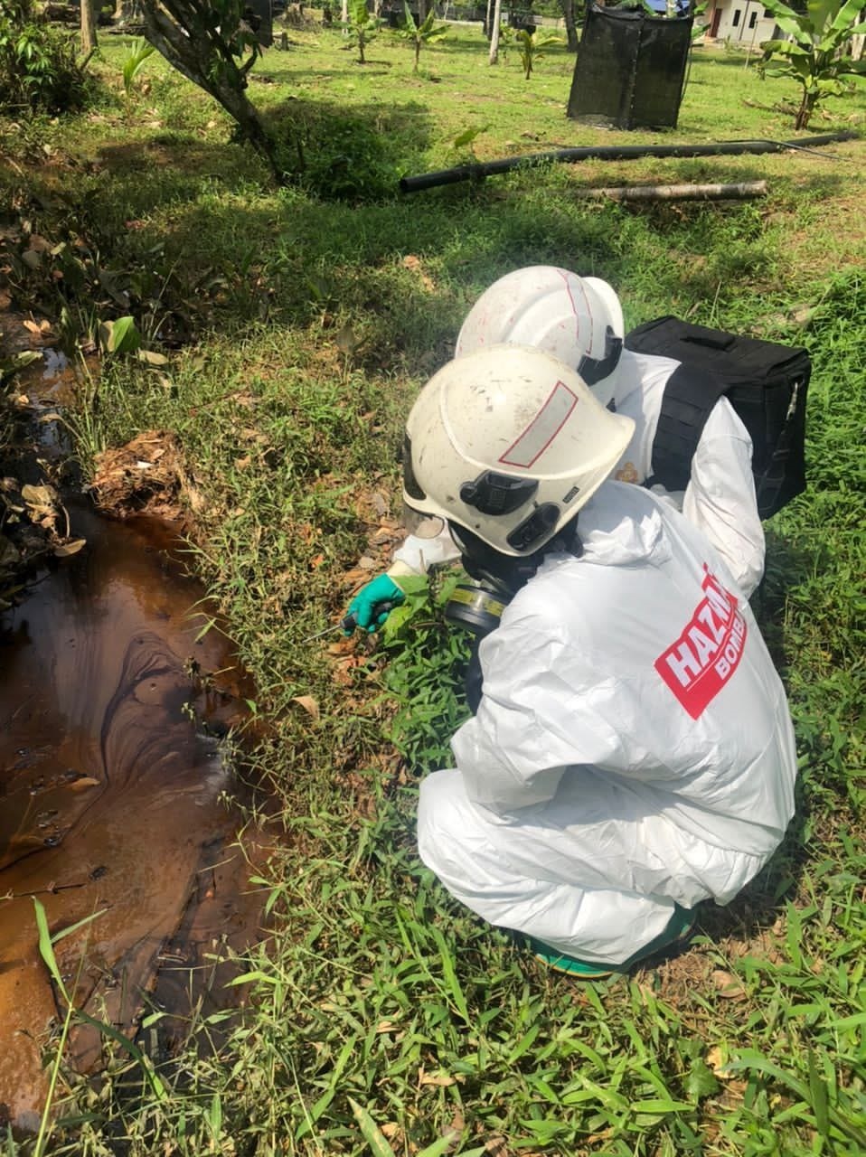 **已签发（请置头条）**柔：第三版头条：新山2甘榜河流出现化学物，4女子呼吸困难送院治疗警捕4人助查