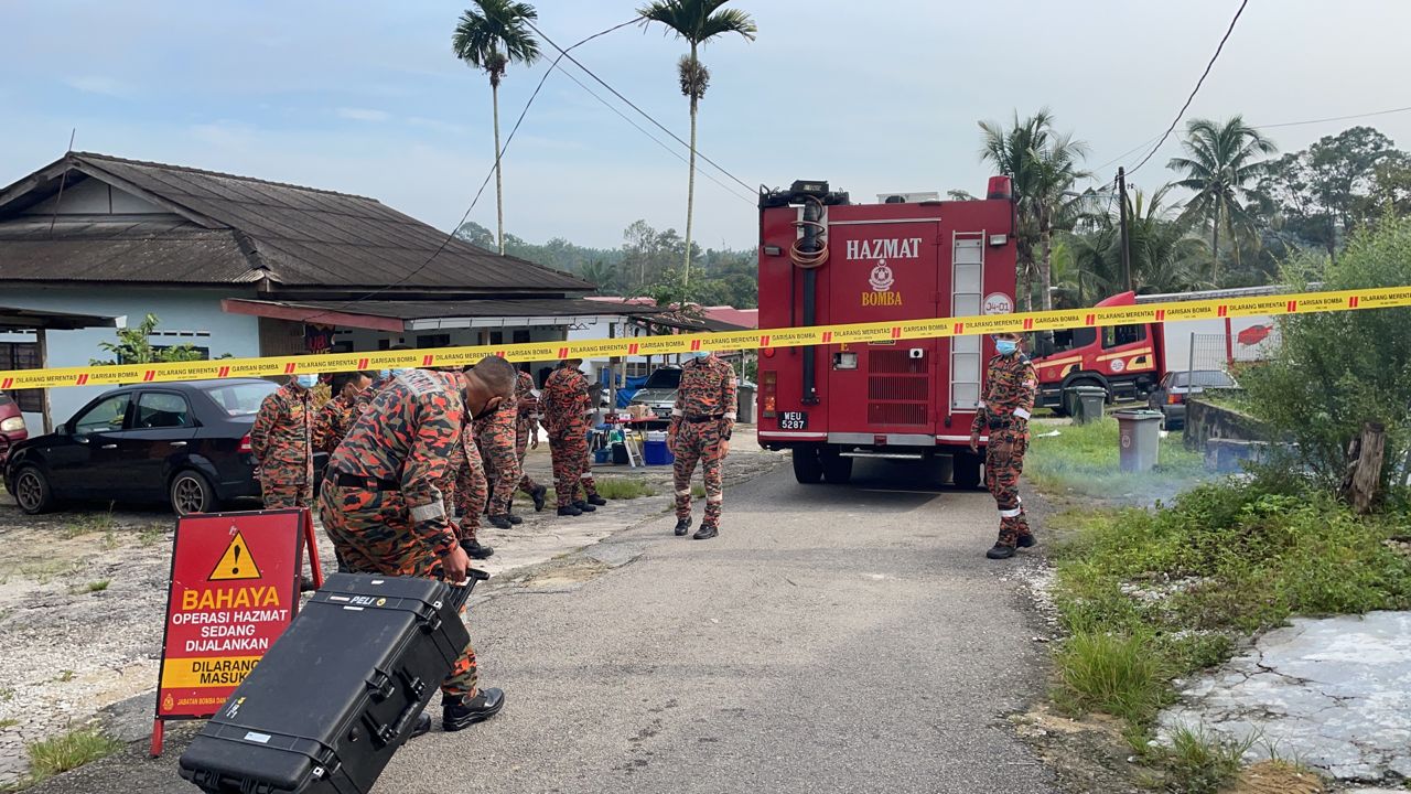 **已签发(请置头条)**柔:第三版头条:新山2甘榜河流出现化学物,4女子呼吸困难送院治疗警捕4人助查