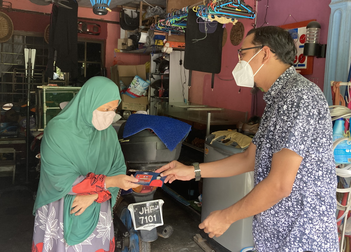 **已签发(请置头条)**柔:第二版头条:【特稿】:冠病导致天伦变色,因冠病失去父母的孩子需要更多援助