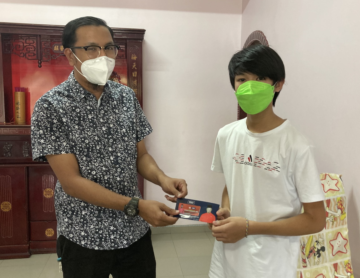 **已签发(请置头条)**柔:第二版头条:【特稿】:冠病导致天伦变色,因冠病失去父母的孩子需要更多援助