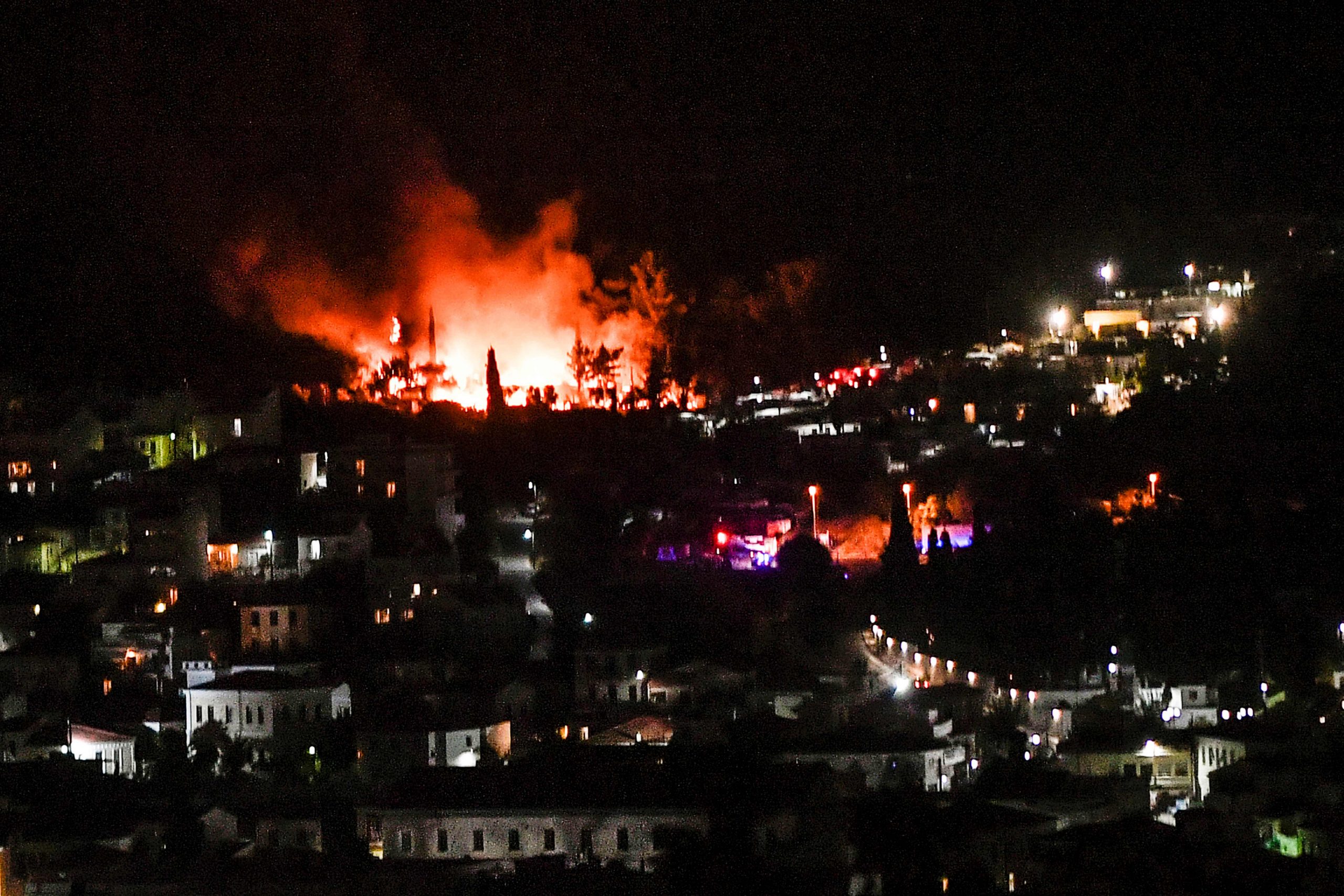 希腊一座难民营突发大火 数百人被紧急疏散