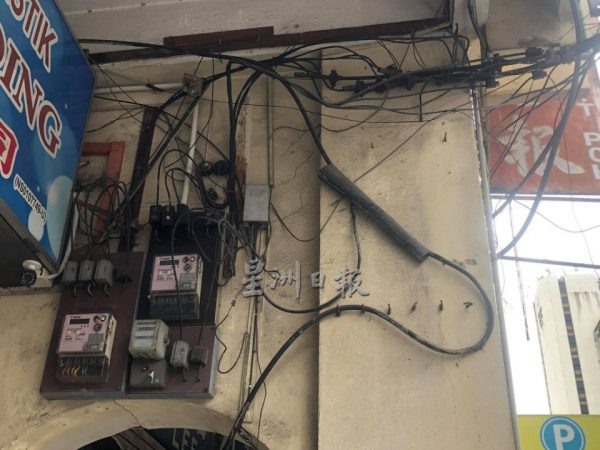 广生路商店电线着火,牵出老店电线残旧问题