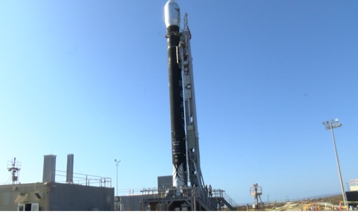 影片曝光！美太空公司「萤火虫」首飞失败 在天空翻滚炸成火球