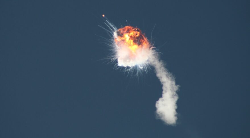 影片曝光！美太空公司「萤火虫」首飞失败 在天空翻滚炸成火球