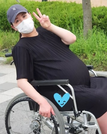 怀3胞胎体重飙破100公斤.韩女星肚子大到靠轮椅代步