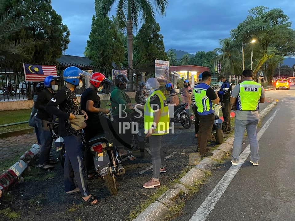 怡保交警展取缔行动 开发92张罚单