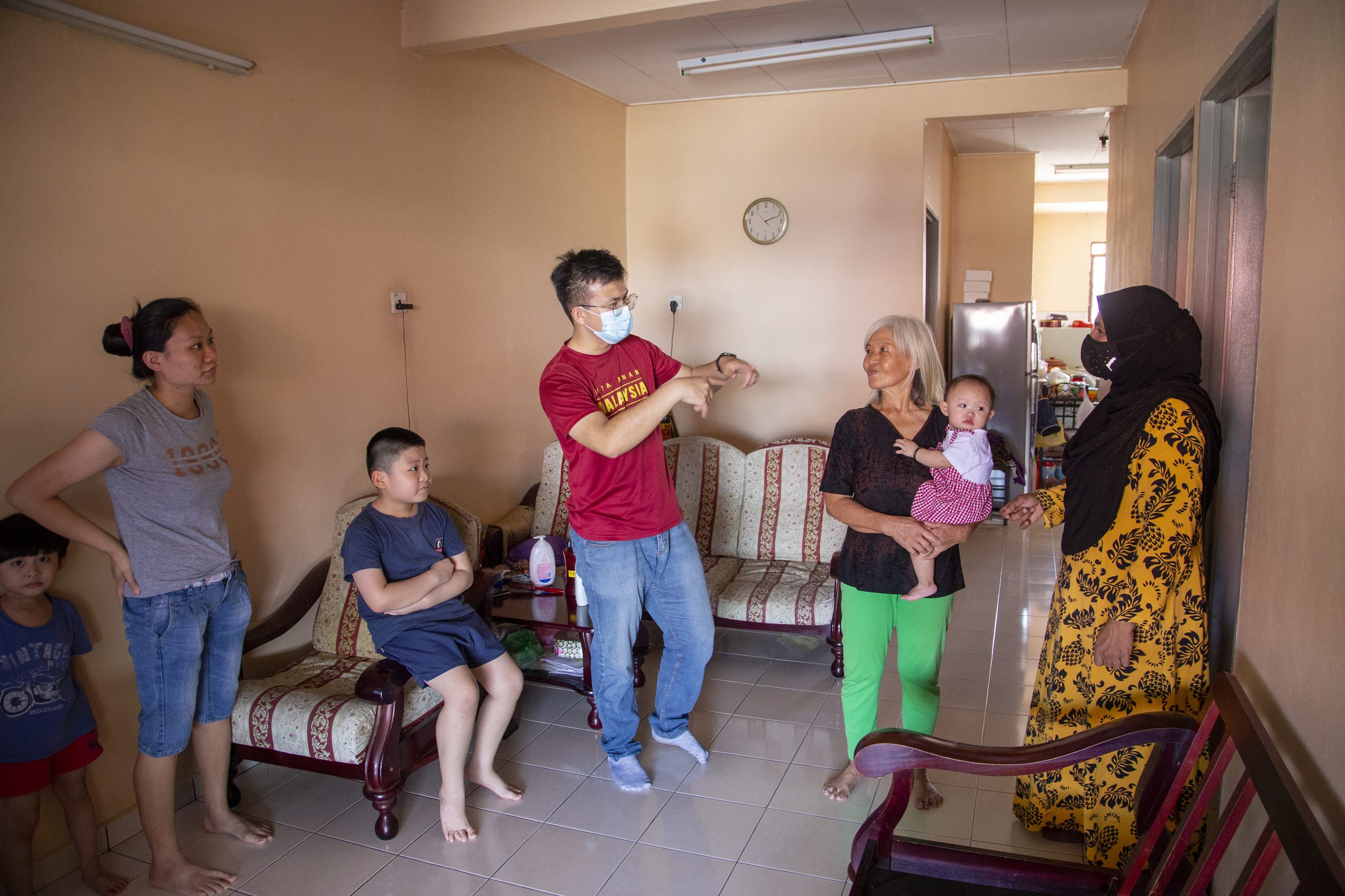  我们／二文之一／巫裔邻居包办求助载送领援品 助华妇脱困彰显华巫一家亲