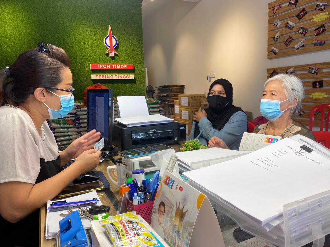  我们／二文之一／巫裔邻居包办求助载送领援品 助华妇脱困彰显华巫一家亲