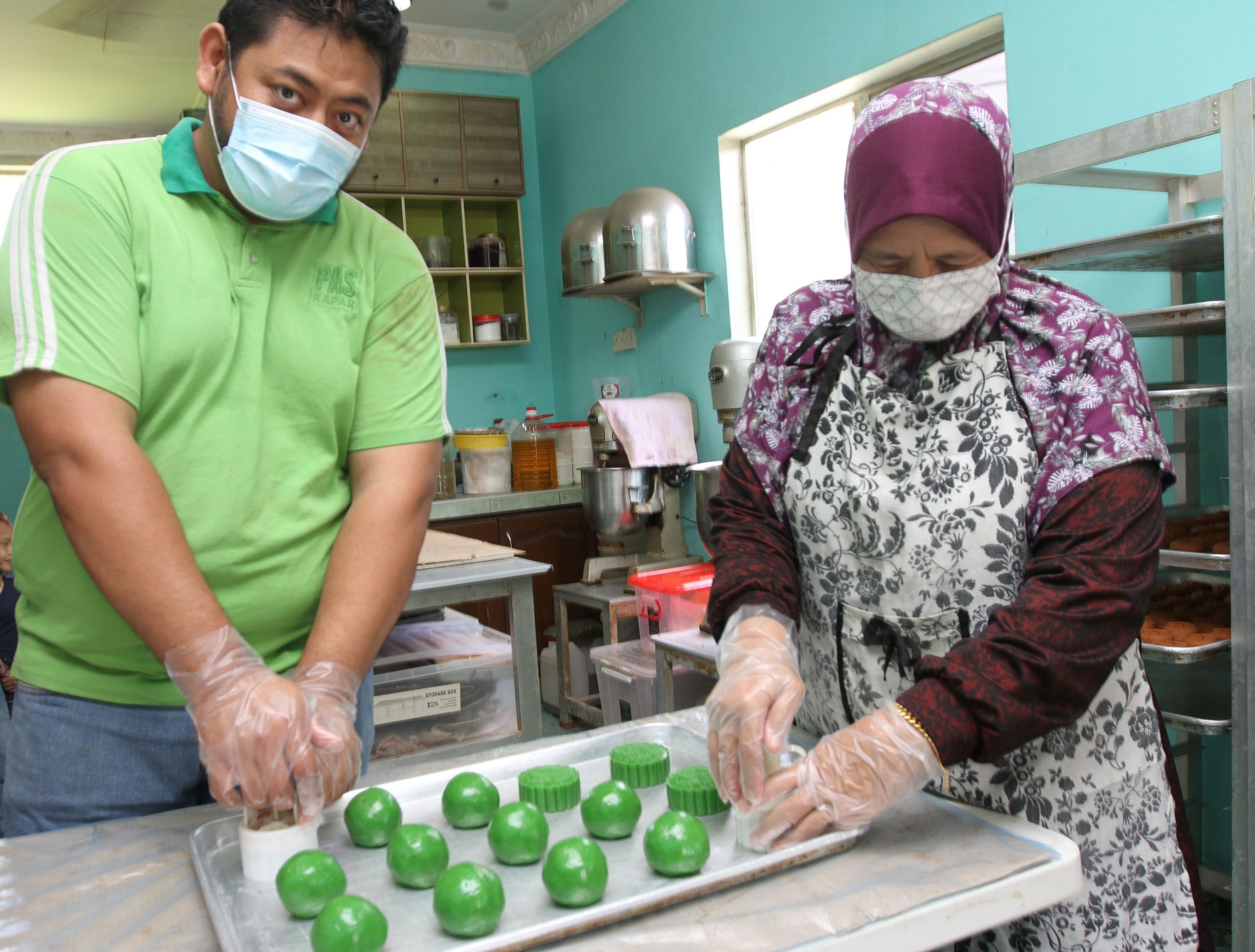 我们/二文之二/访问巫裔妇女制作清真月饼