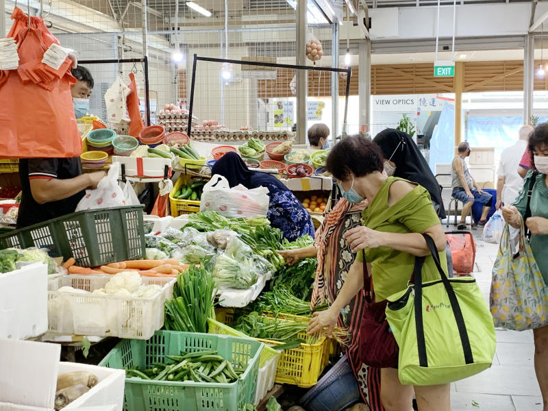 手摸菜或成病毒传染途径 专家建议菜贩包装蔬菜