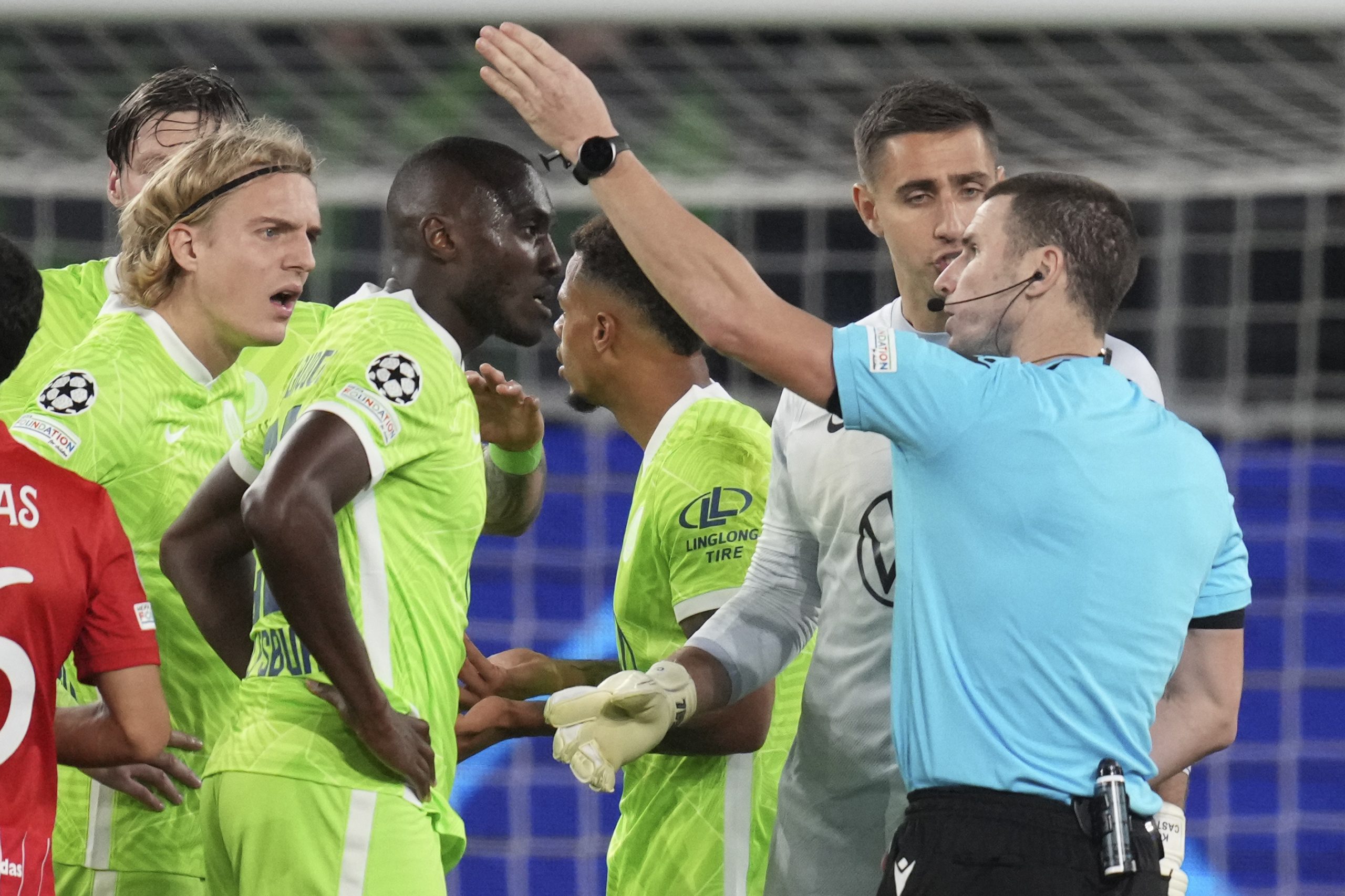 拉基蒂奇争议点球 塞维利亚逼和狼堡