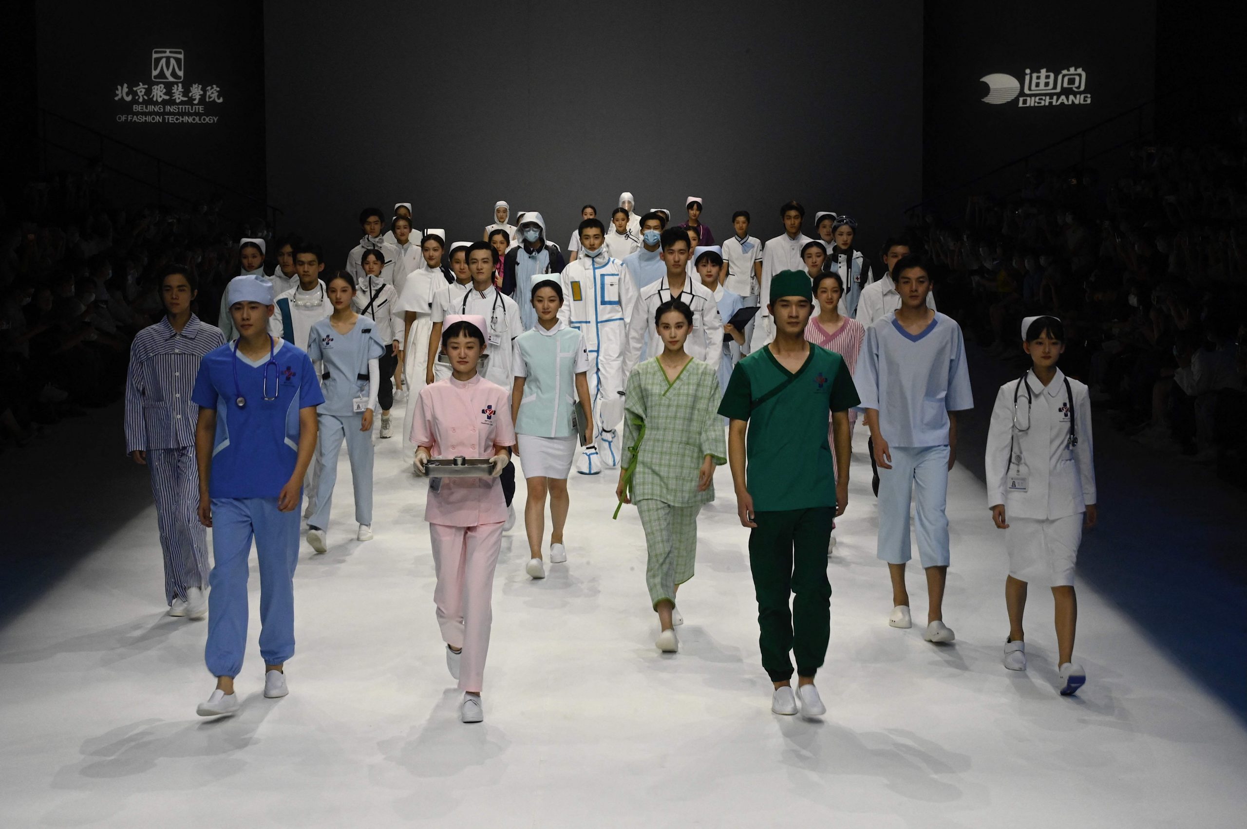 拚图两图 医护防护系列时装