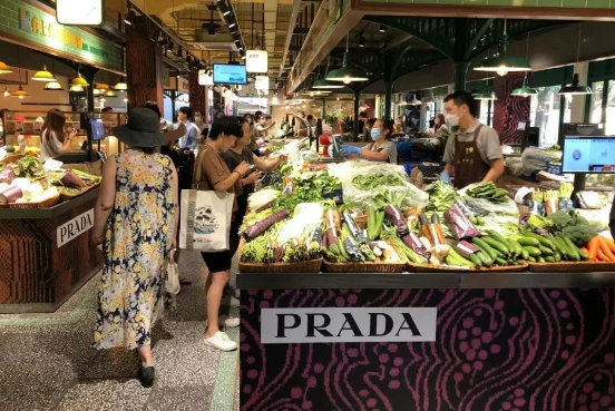 拚图两图)买菜满额就送Prada手提袋 上海这个市场一度限流