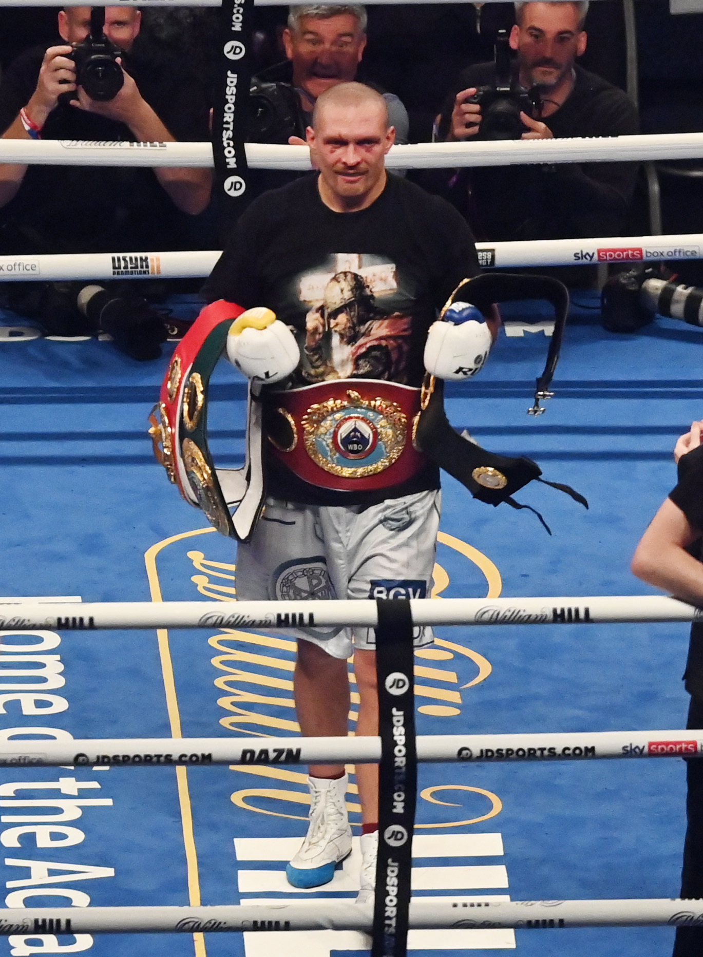 拳王争霸战爆冷挫乔书亚 乌西克一举获4条金腰带