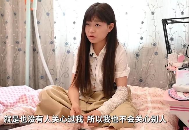 拼盘 2图/洗肾女靠直播独力治病5年 曾告父母遗弃未受理