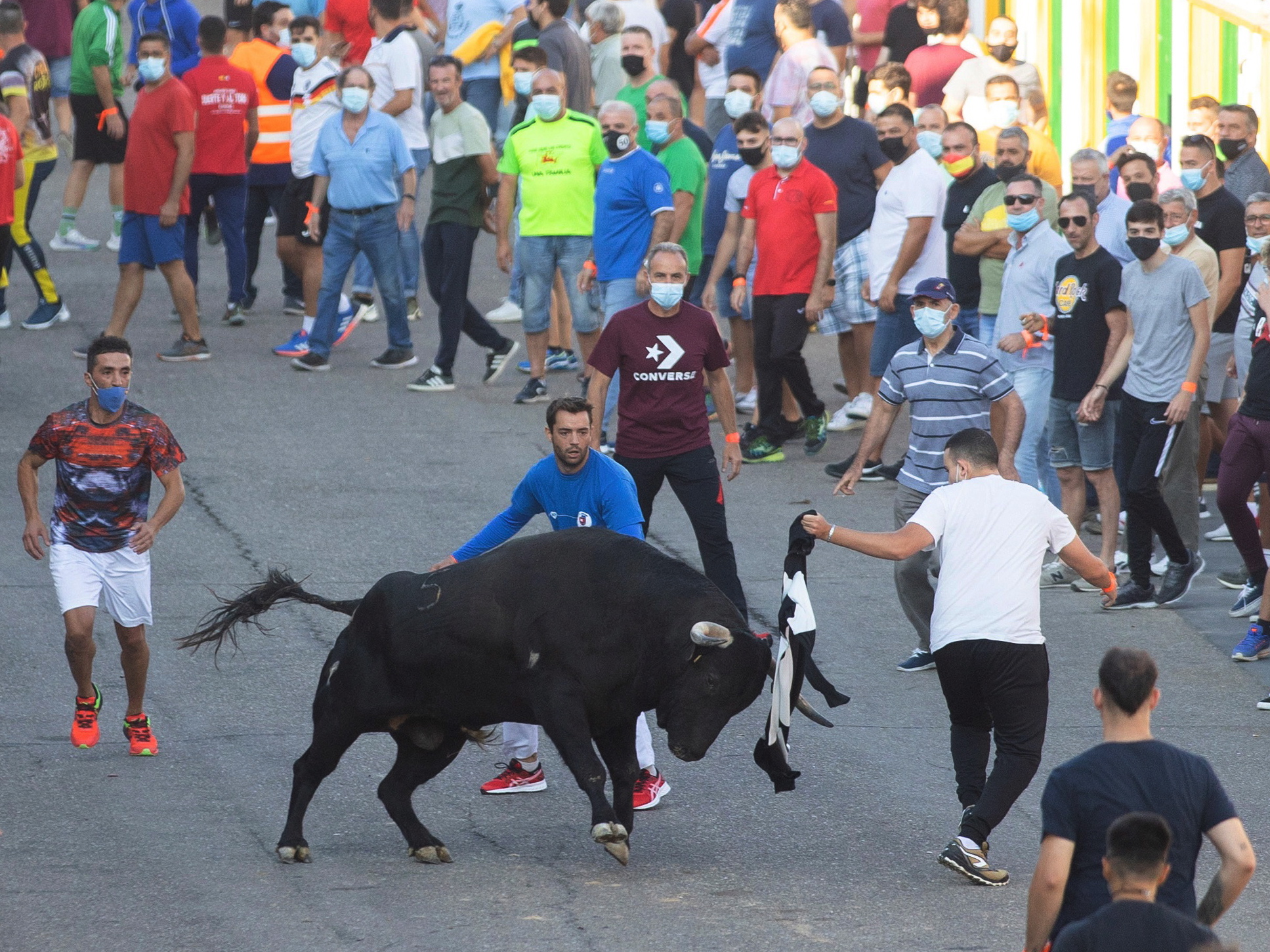 拼盘 2图/西班牙疫后首场奔牛节活动开跑 限900人让牛追