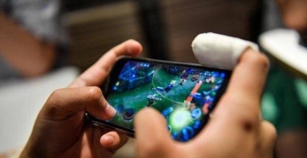 拼盘 中国将实施未成年人网络游戏电子身份认证 