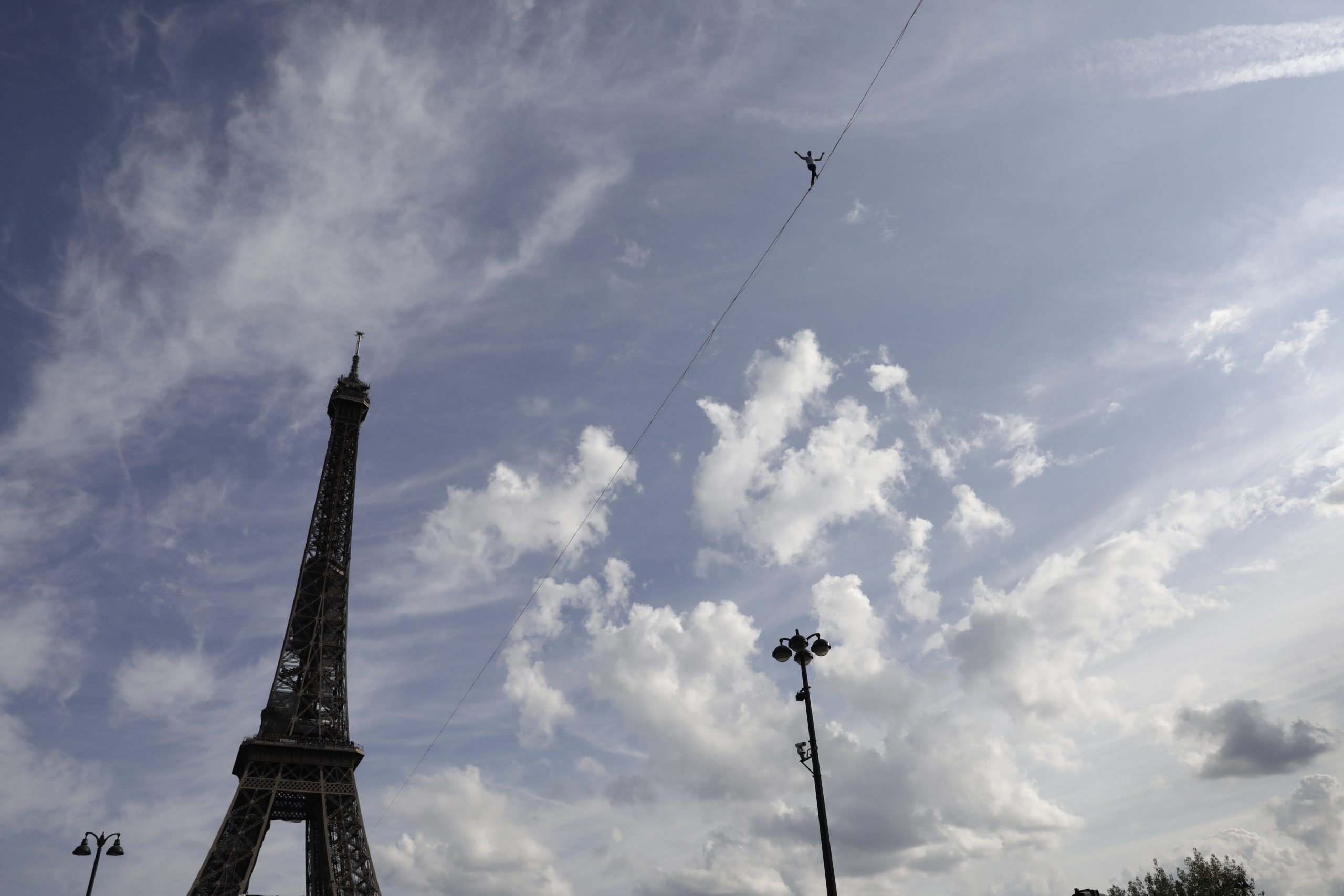 拼盘 3图/从艾菲尔铁塔起步 法国走绳好手悬空横越600公尺