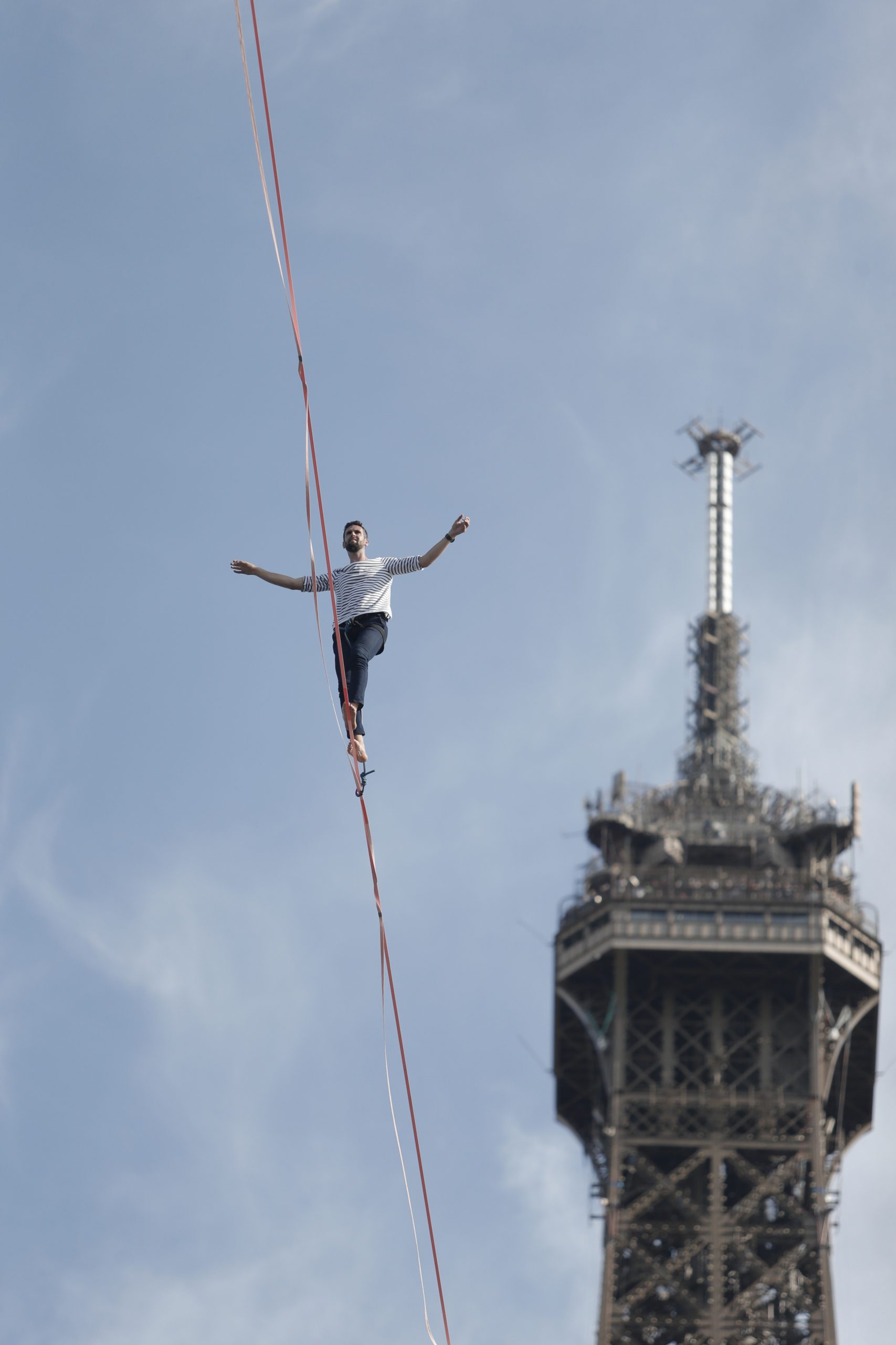 拼盘 3图/从艾菲尔铁塔起步 法国走绳好手悬空横越600公尺