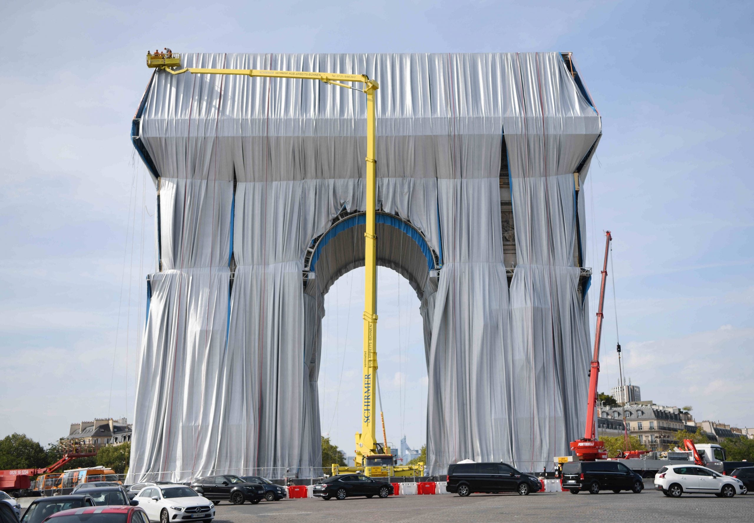 拼盘/巴黎凯旋门包裹项目工程持续进行