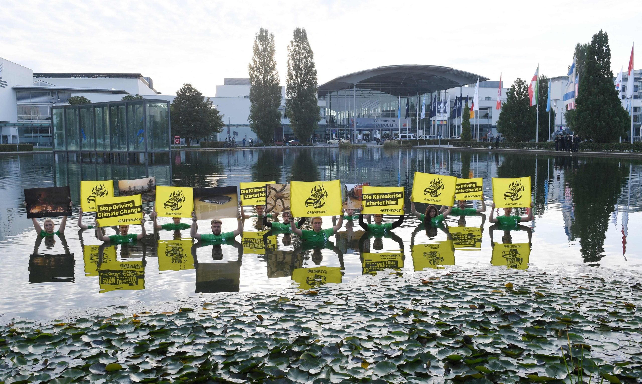 环保分子到国际汽车展上示威 