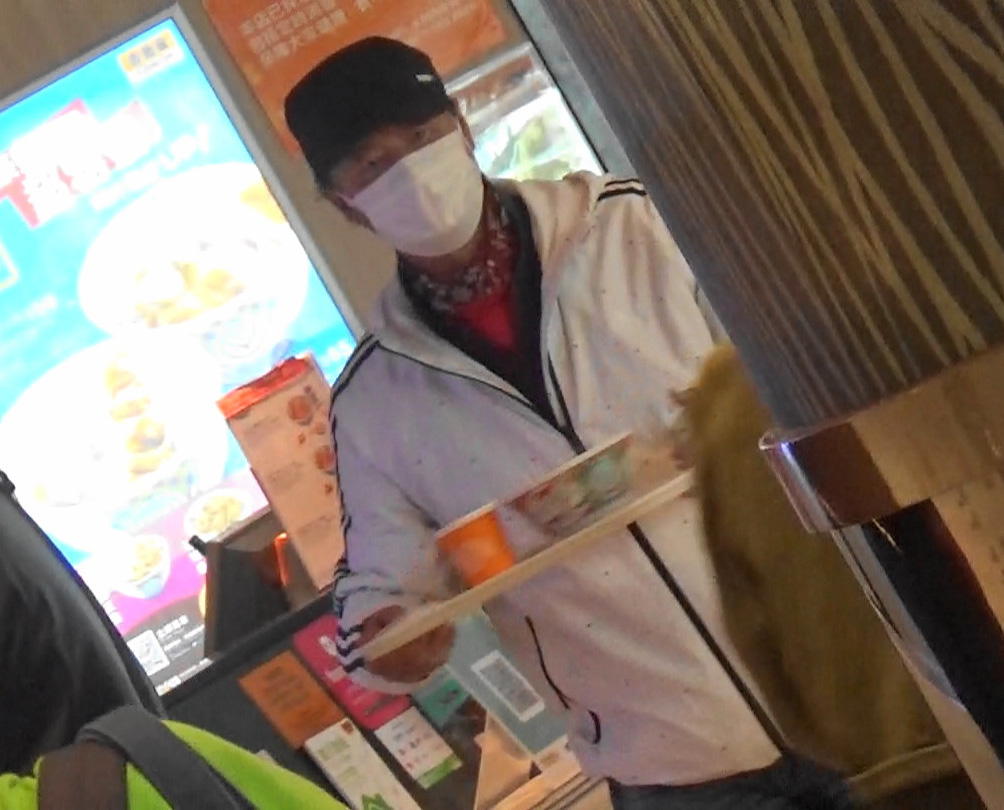 挺巨腩游商场．75岁狄龙健步如飞