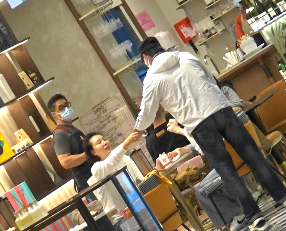 挺巨腩游商场．75岁狄龙健步如飞