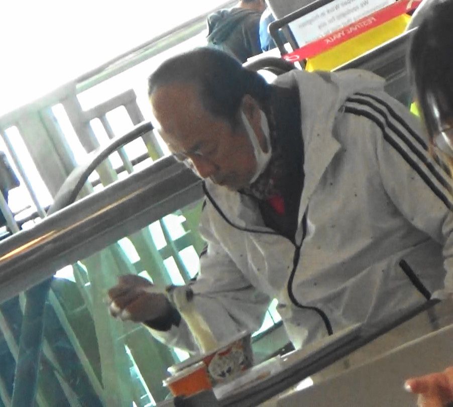 挺巨腩游商场．75岁狄龙健步如飞