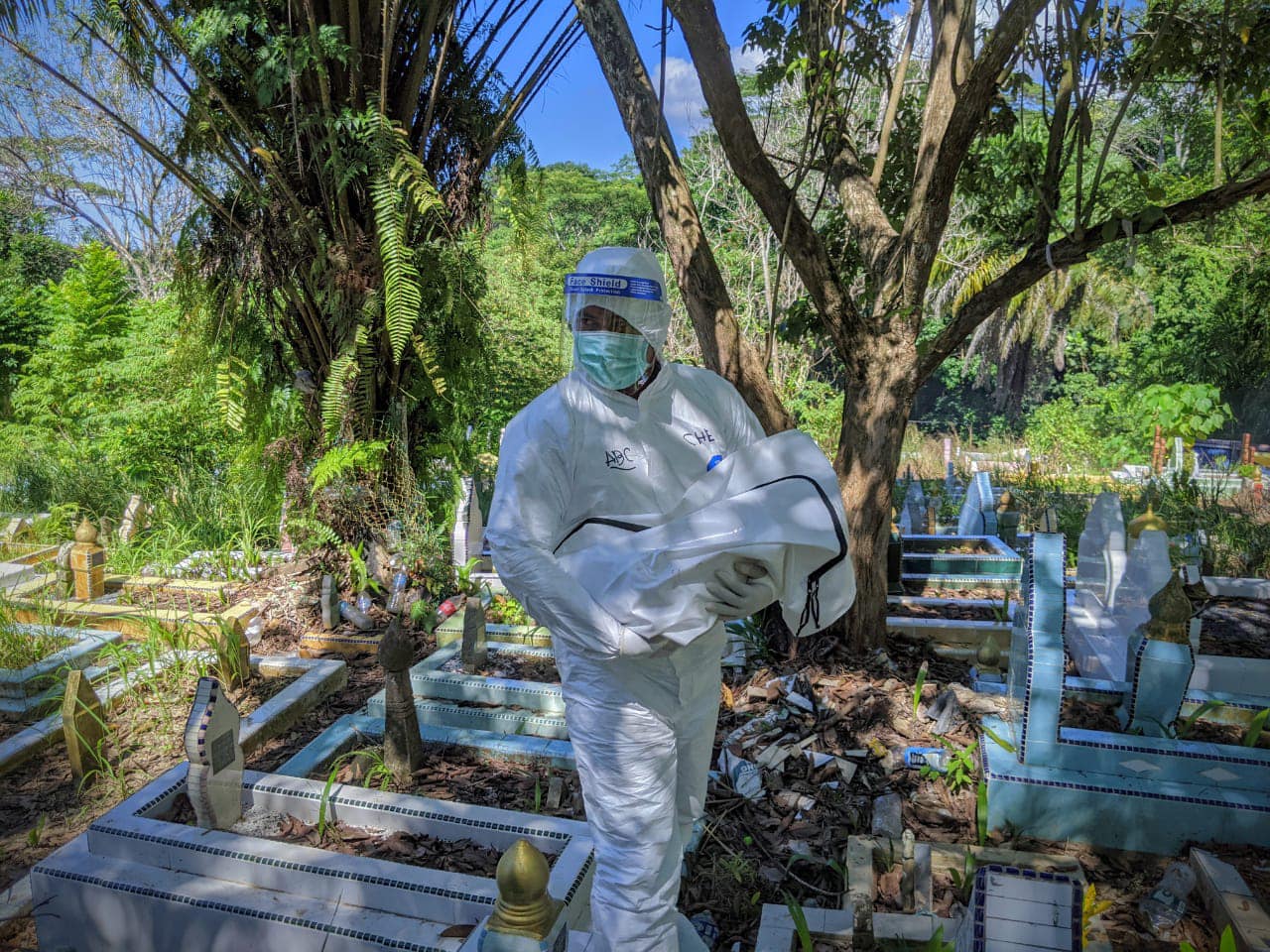 新生儿出生染疫亡 妈妈昏迷未醒已下葬