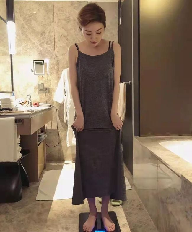 景甜酒店毛巾垫地旧照被扒.高素质人设被质疑