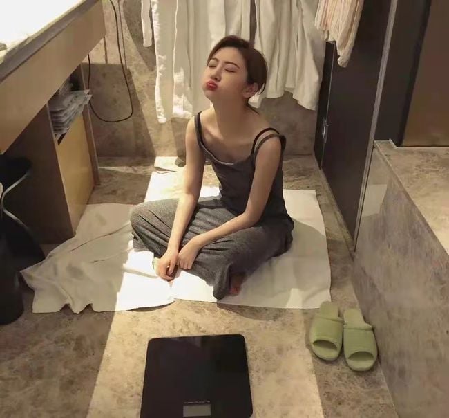 景甜酒店毛巾垫地旧照被扒.高素质人设被质疑