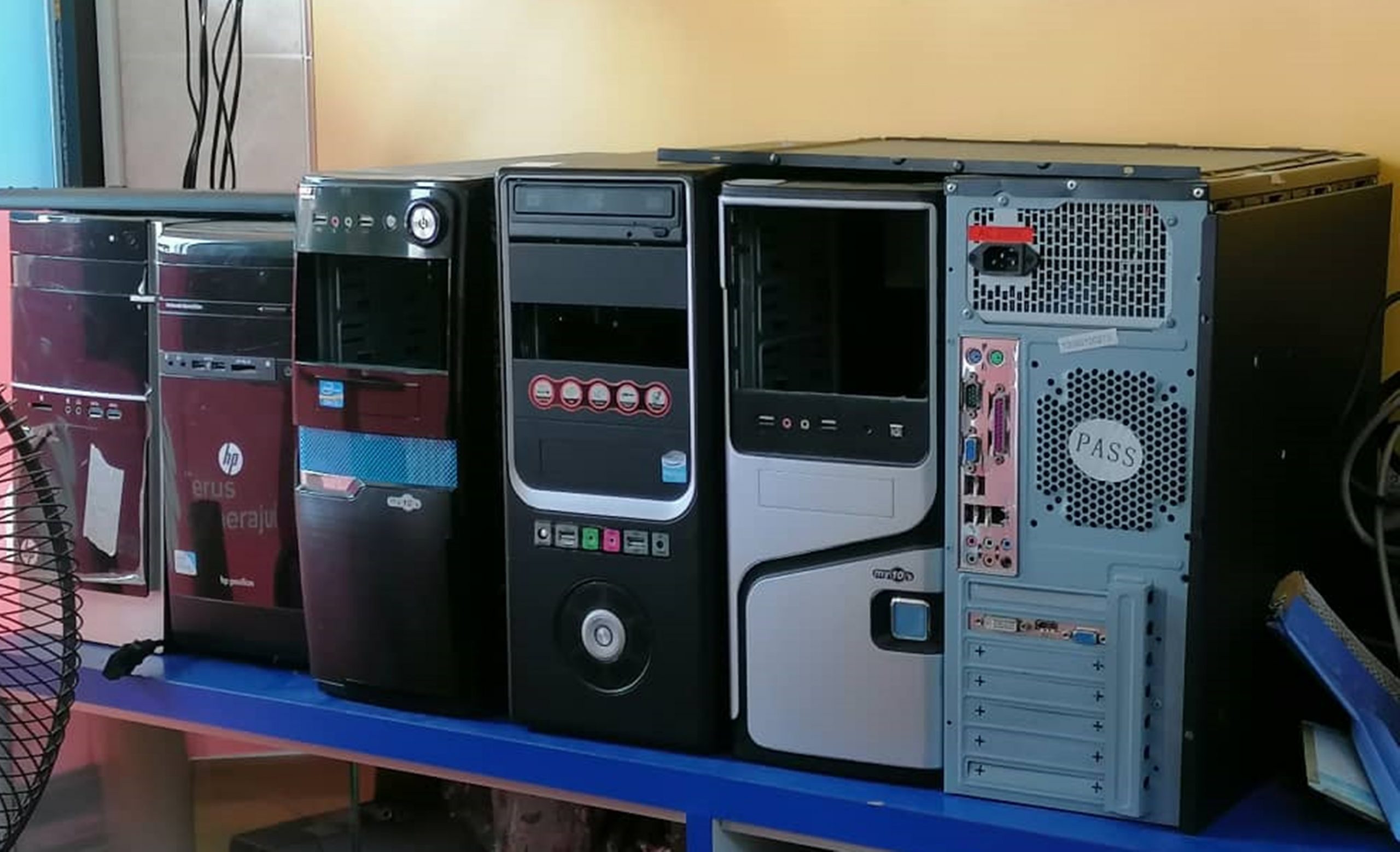 暖势力/垃圾变爱心,商家修复报废电脑捐助清贫学生。