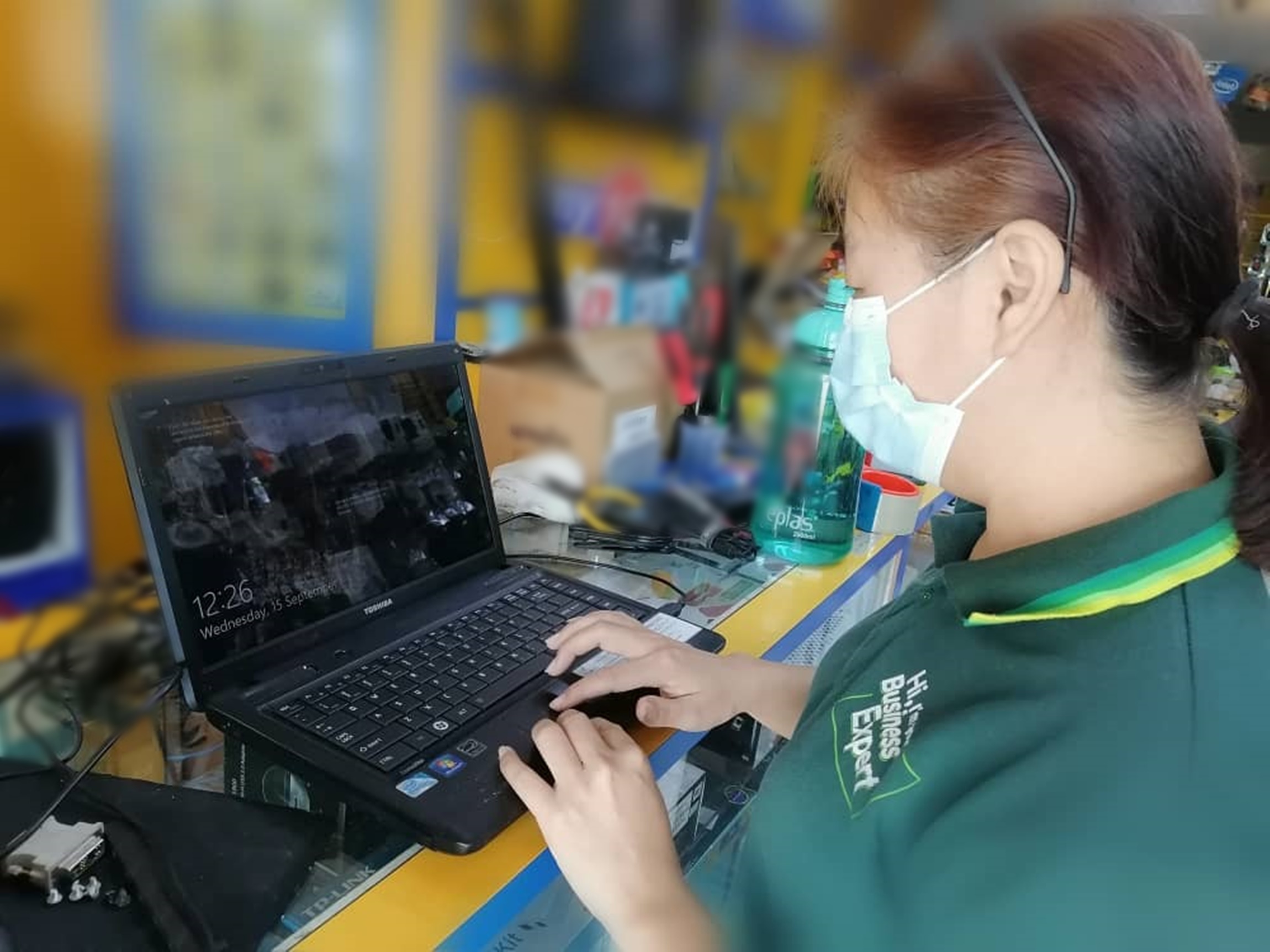 暖势力/垃圾变爱心,商家修复报废电脑捐助清贫学生。