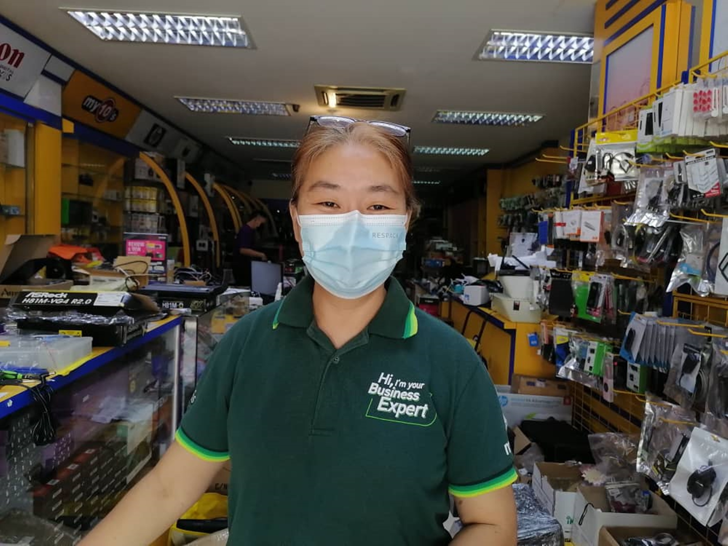 暖势力/垃圾变爱心,商家修复报废电脑捐助清贫学生。