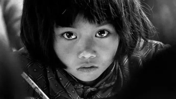 暖势力）“因为自己淋过雨，所以想给别人撑把伞” 凭渴望的大眼睛感动无数人　30年前贫困学生不忘感恩化身捐赠者