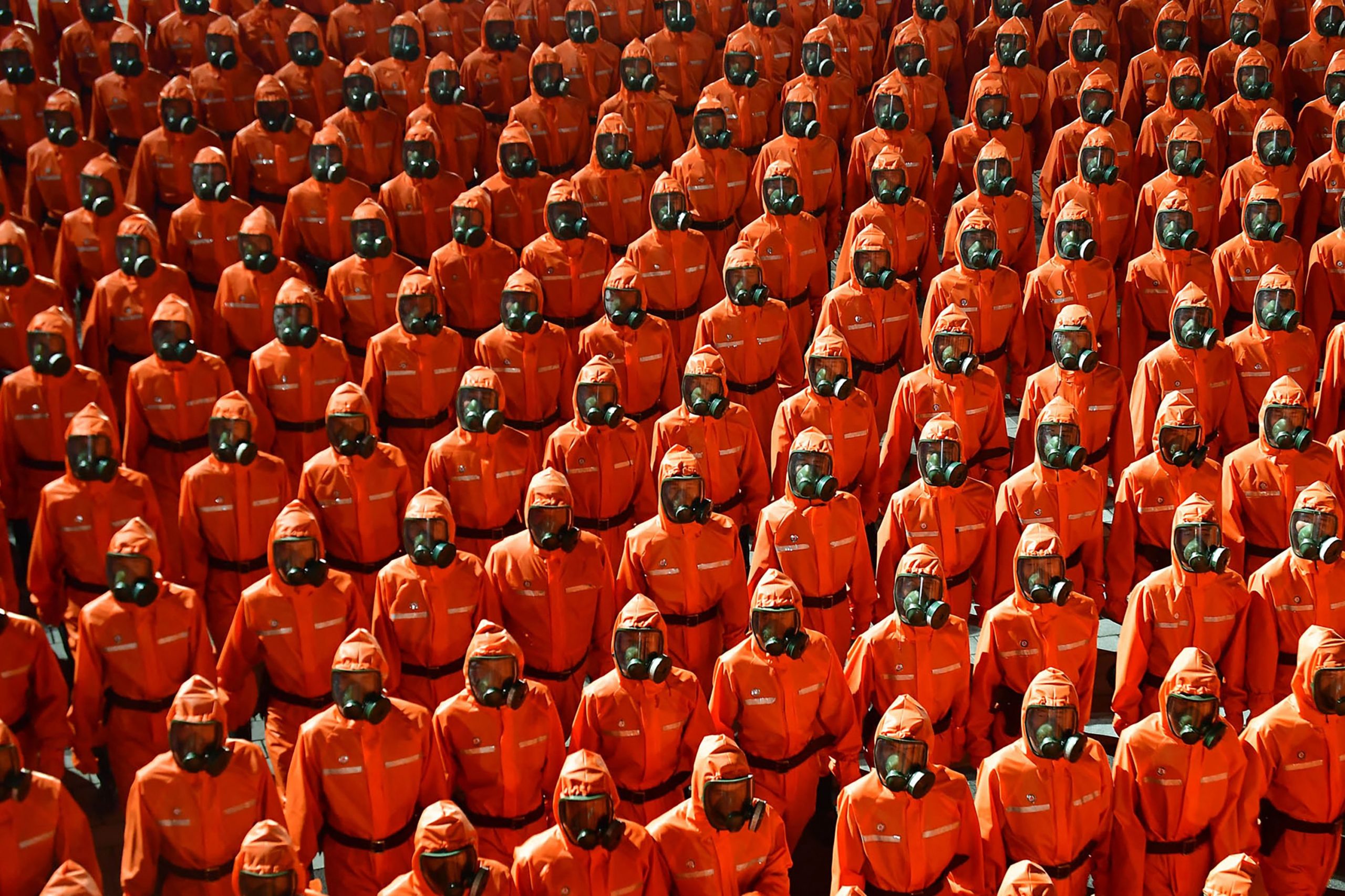 朝建政周年阅兵未见核导弹坦克 金正恩罕见西装亮相