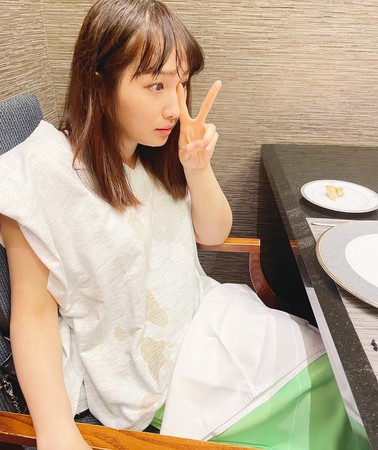 朱俐静用餐遭淋满头酱汁 店员零道歉转身离开