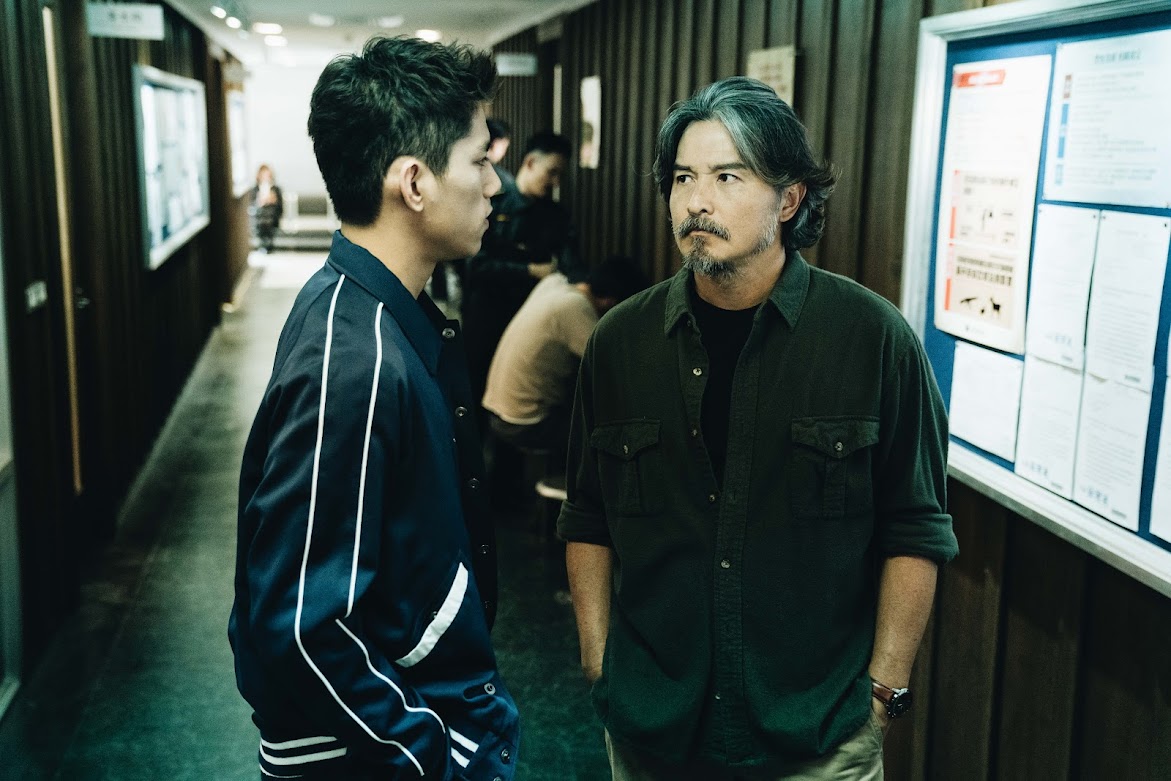 朱轩洋飞车遭路人违驾搅局. 被周渝民李铭顺联手加戏搞崩溃