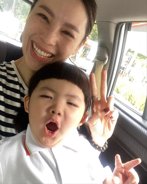 李元元开心上学·穿校服派手指爱心