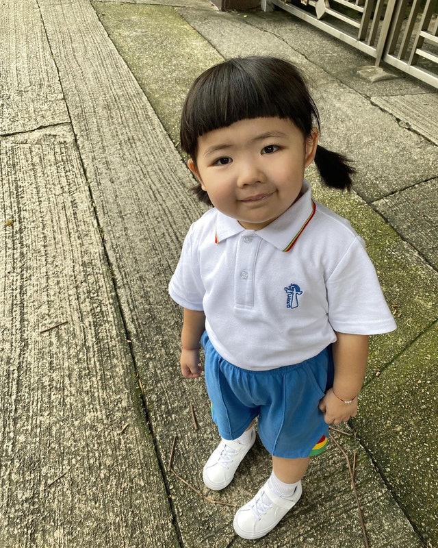 李元元开心上学·穿校服派手指爱心