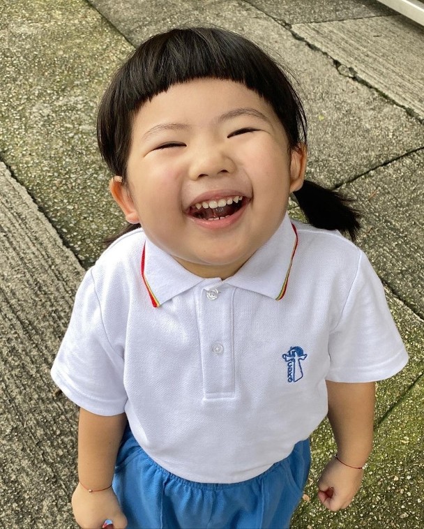 李元元开心上学·穿校服派手指爱心