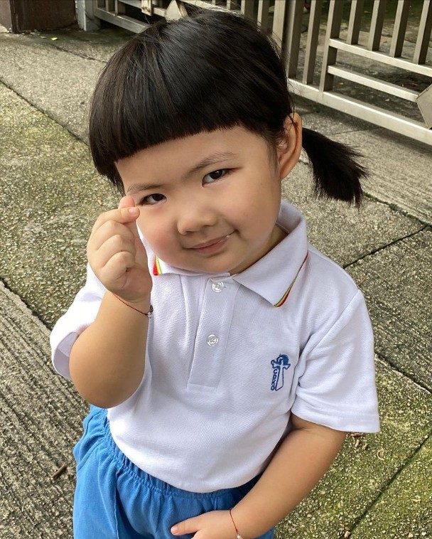 李元元开心上学·穿校服派手指爱心