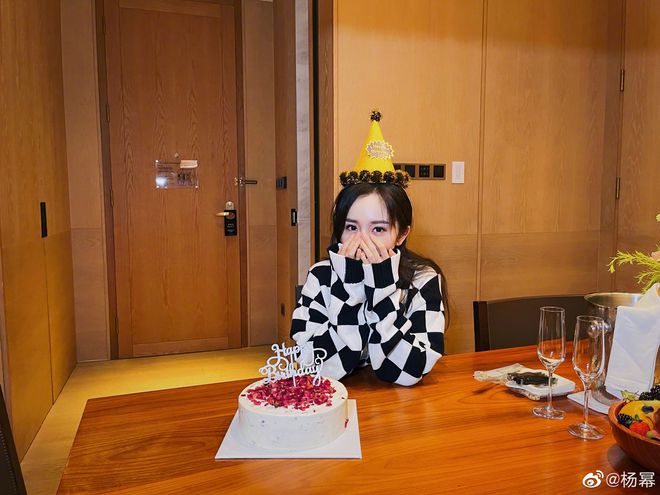 杨幂35岁生日状态超好.迪丽热巴连续8年送祝福却被嘲？