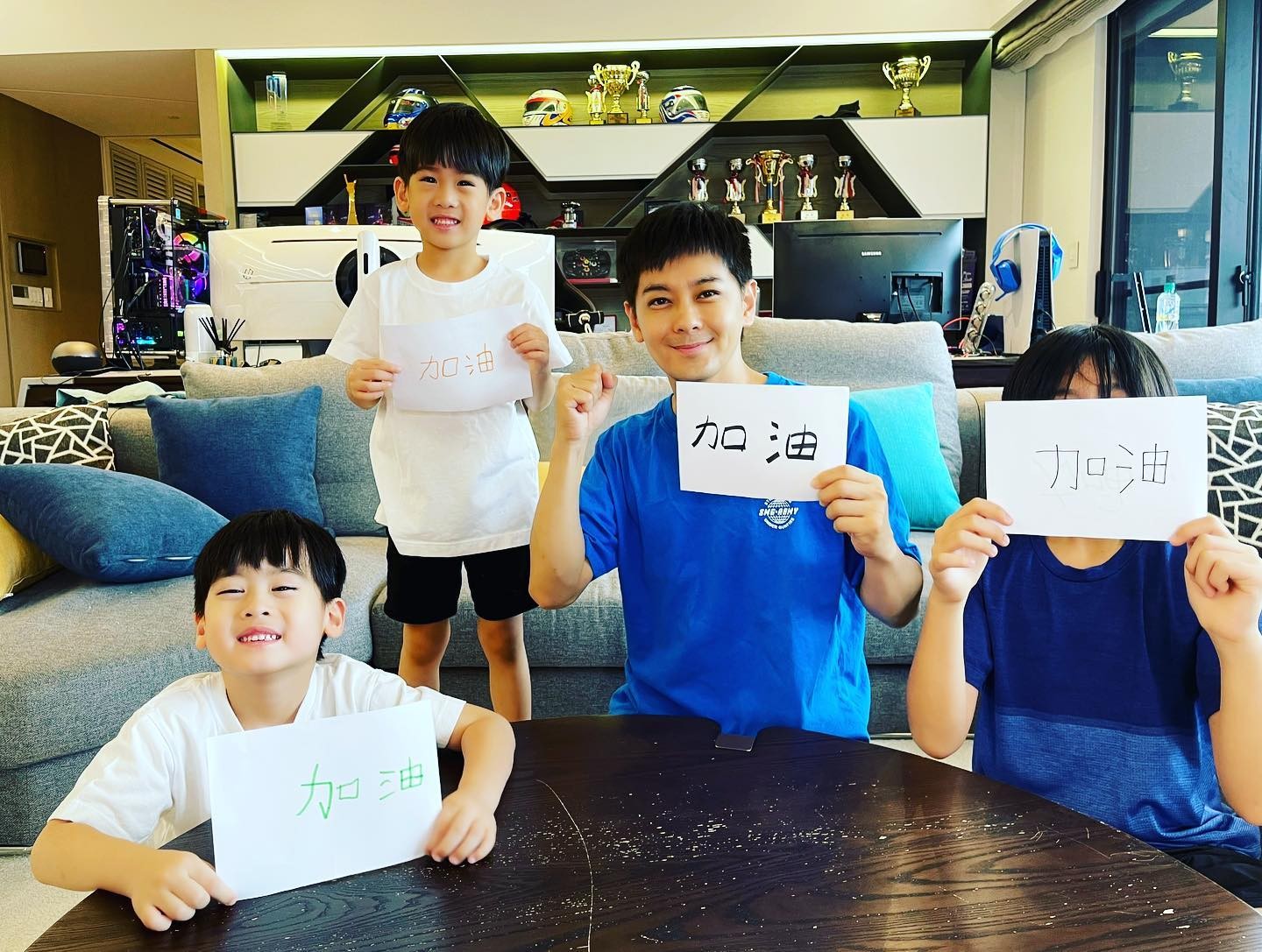 林志颖贺Kimi 12岁生日 父子并肩合照像兄弟