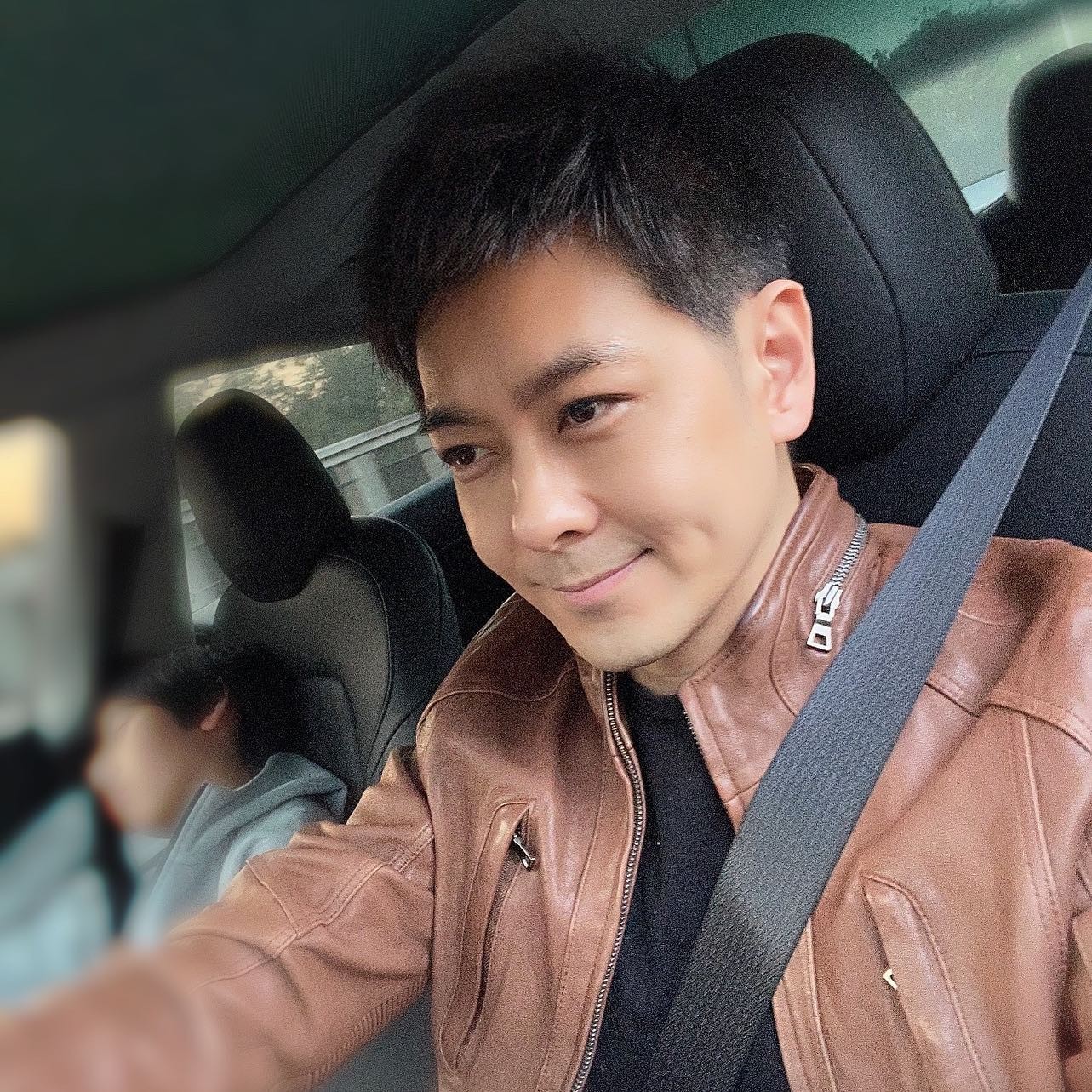 林志颖贺Kimi 12岁生日 父子并肩合照像兄弟