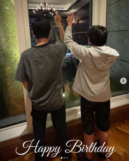 林志颖贺Kimi 12岁生日 父子并肩合照像兄弟