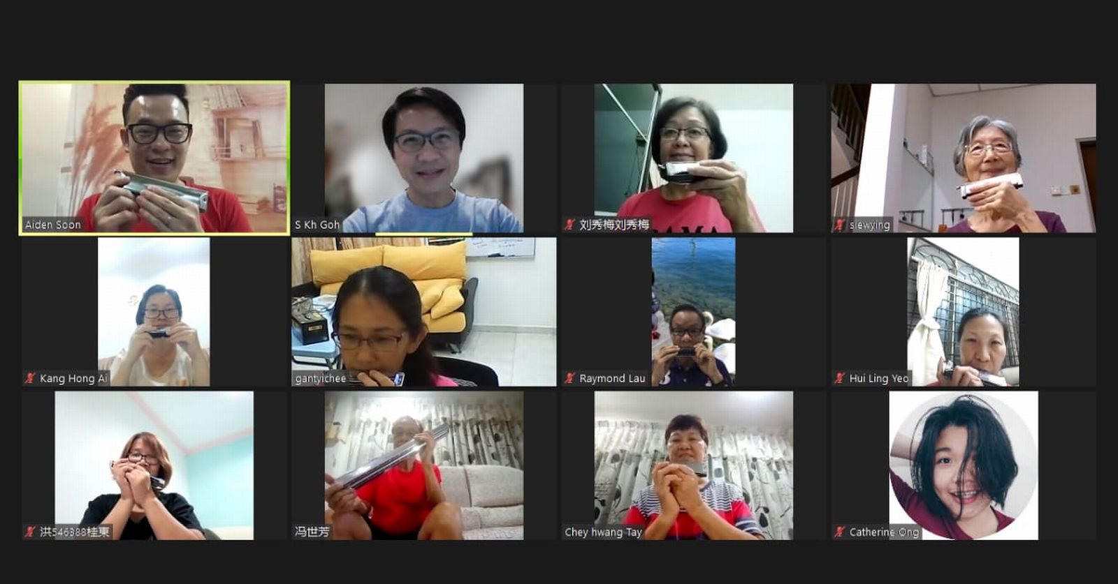 阿公阿嬷跟上时代，网课唱奏出动人音符